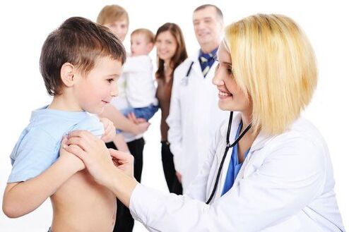 Le médecin examine un enfant atteint de vers.